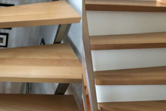 Treppe links ohne Stoßtritte; Treppe rechts auf Kundenwunsch mit Stoßtritten nachgerüstet.
