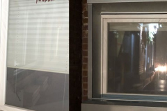 Links vorhandes Fenster, Durchbruch bauseits; Rechts wurden Alubank und Zargenverkleidung angebracht.