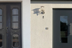 Linke Kunststofftüre wurde gegen eine hochwertige Aluminiumtüre ausgetauscht.