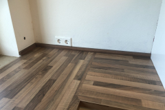 Erneuerung der Arbeitsplatte inkl. Wandspiegel und Sockelleisten 4-5