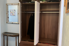 Schritt 2, Schrankinneneinrichtung montiert, Böden und Kleiderstange