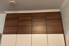 Schritt 4, obere Deckenabschlussleiste angebracht